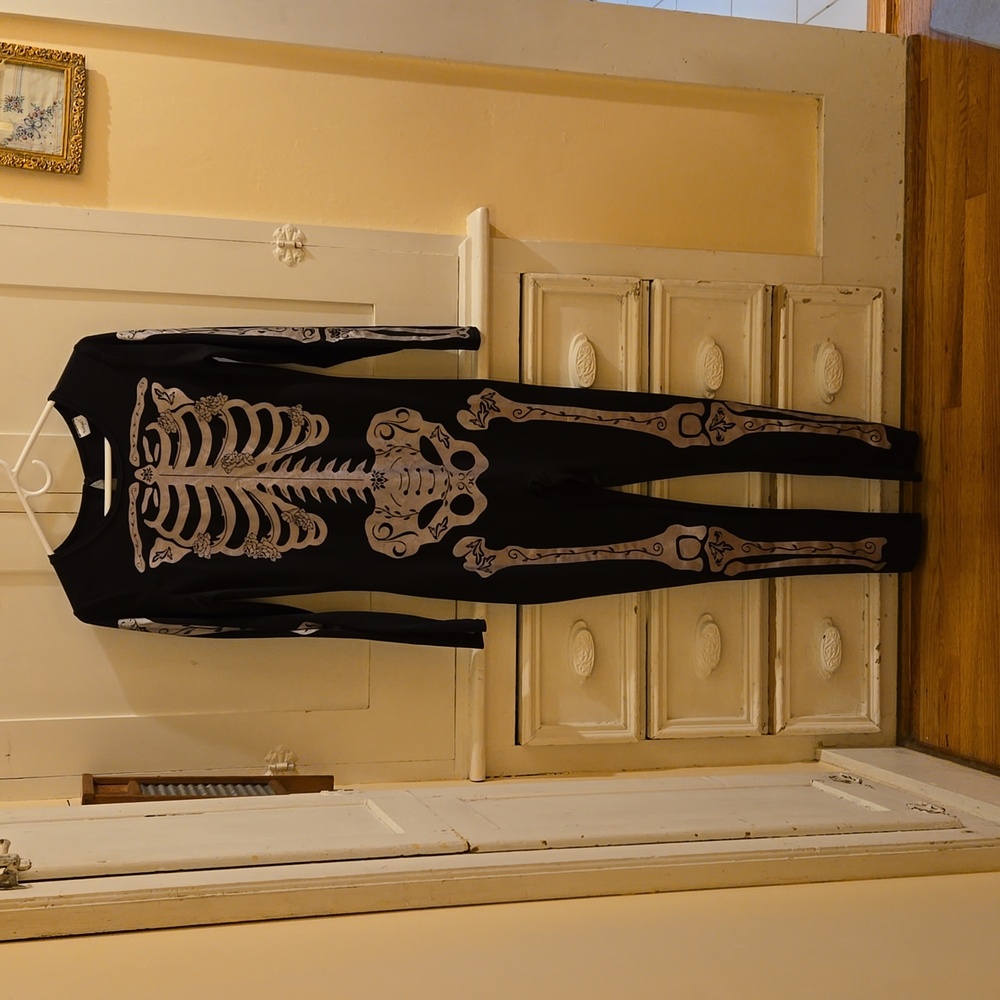 Spirit black and silver skeleton suit Sz youth M